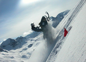Snowmobiling. Photo:Tourism Valemount
